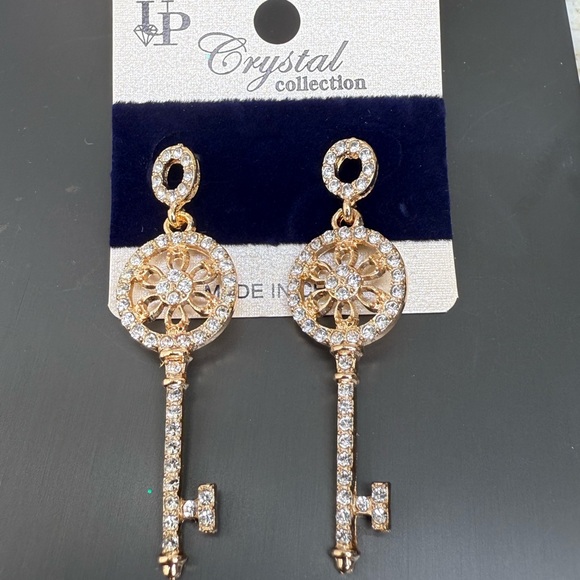 NWT Gold Rhinestone Key Dangle Lightweight Earrings - Picture 3 of 5